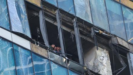 Mitglieder von Sicherheitsdiensten untersuchen ein beschädigtes Bürogebäude in der Moskauer Innenstadt nach einem gemeldeten ukrainischen Drohnenangriff in Moskau.