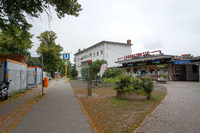 Schaustelle am Bahnhof. Ab 6. Juli lädt auf dem bisher tristen Vorplatz an der Onkel-Tom-Straße ein „Baustellensommer-Café“ zum Verweilen ein. Ein Wochenmarkt soll folgen.