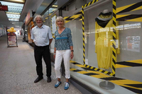 Designermode in der Drogerie. Verwalter Dieter Aßhauer und Projektmanagerin Heide Wohlers vor dem ehemaligen Schlecker-Markt.
