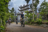 Braucht man für eine Reise durch Vietnam ein E-Bike? Der Autor passiert am ersten Tag eine Pagode bei Hue.