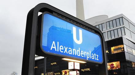 Berlin, Alexanderplatz. Hier gibt es nun einen Baustopp wegen Schäden an der U-Bahn.
