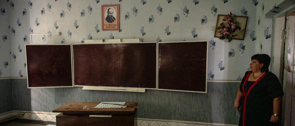 Die Schuldirektorin Valentina Staritska schließt eine Renovierung ihrer Schule im Osten der Ukraine in den nächsten Jahren aus.