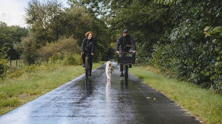 Unser Autor mit Freundin Anne und Hund Stella unterwegs durch das Oderbruch.