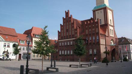 Der Marktplatz von Wittstock in der Prignitz mit Rathaus