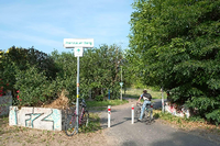 Von der Dolomitenstraße geht es auf den alten Kolonnenweg der DDR-Grenztruppen.