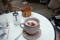In Canapé wird der Kaffee in schönem Keramik-Geschirr serviert.