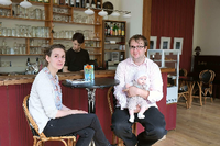 Maren und Lucas Ludewig mit Töchterchen im Café Canapé.