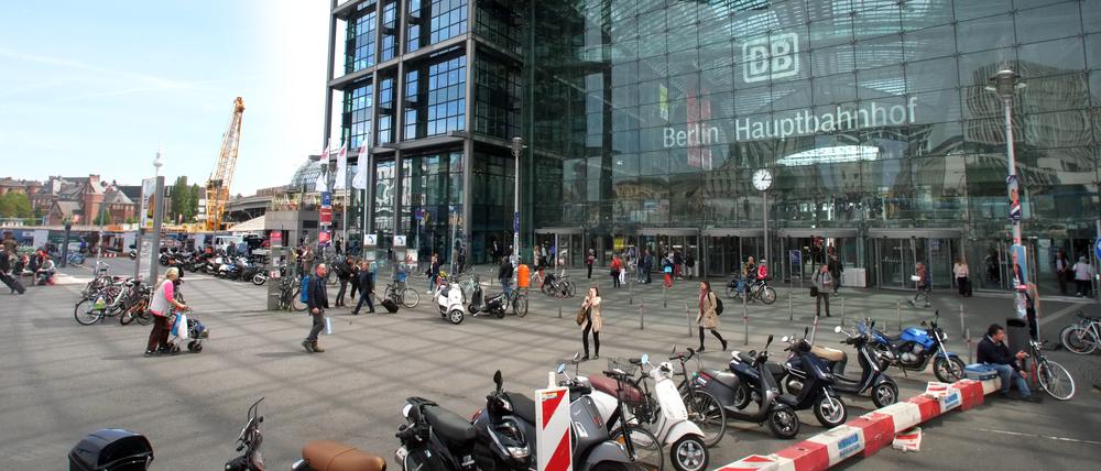 Der Europaplatz zählt zu den hässlichsten Plätzen Berlins. Er wird bevölkert von Durchreisenden, Zeugen Jehovas und Bettlern.
