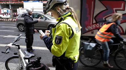 Eine Polizistin der Berliner Fahrradstaffel im Einsatz.