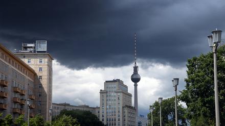 Dunkle Regen- und Gewitterwolken sind über dem Strausberger Platz und dem Fernsehturm zu sehen.