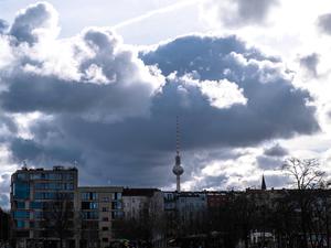 Hinter dem Berliner Fernsehturm ziehen dunkle Wolken auf. 