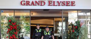 Einsatzkräfte der Polizei verlassen das Elysee-Hotel der Familie Block.