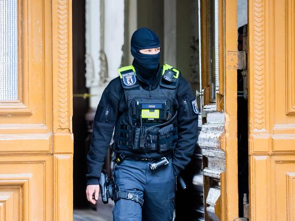 Ein Polizist bei der Hausdurchsuchung in Berlin-Kreuzberg