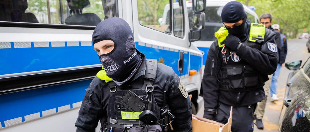Polizisten bei einer der Hausdurchsuchungen gegen die „Letzte Generation“ am Mittwoch in Berlin.