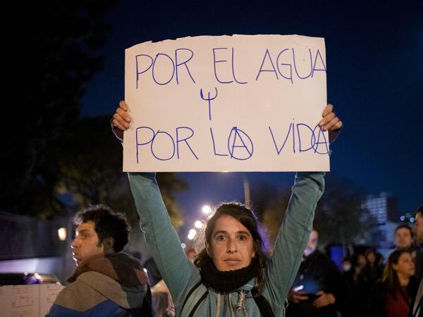  Für Wasser, für das Leben“: In Uruguay wird gegen den Trinkwasser-Mangel protestiert.