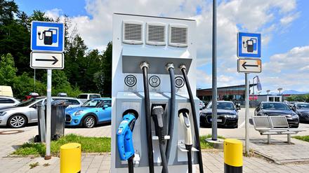 Rund 833.000 Fahrzeuge mit Elektroantrieb sind in Deutschland 2022 neu zugelassen worden.