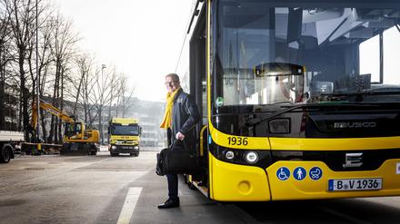 Dr. Rolf Erfurt (Vorstand Betrieb) fährt mit dem neuen Elektrobus von der Endhaltestelle Hertzallee zum BVG Betriebshof Cicerostraße.