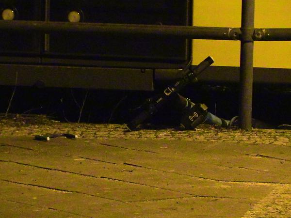 Ein E-Roller liegt unter einer Straßenbahn. Ein E-Roller-Fahrer ist in Berlin-Marzahn unter eine Straßenbahn geraten und tödlich verletzt worden.