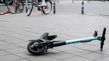 Oft liegen E-Scooter mitten auf dem Gehweg – und behindern damit Fußgänger:innen und insbesondere Menschen mit Sehbeeinträchtigungen.
