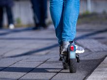 Zu zweit auf dem E-Scooter: Mädchen stoßen mit Auto in Berlin-Steglitz zusammen – verletzt
