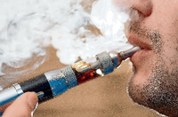 Bei der E-Zigarette wird die zu inhalierende Flüssigkeit, das Liquid verdampft. Rauchen soll so weniger schädlich sein.