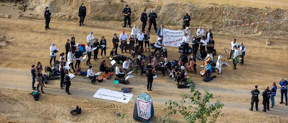 Eine Lebenslaute-Gruppe bei ihrem Protest-Konzert beim Braunkohletagebaus Garzweiler II..