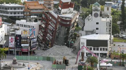 Wie Spielzeughäuser sind einige Gebäude in Taiwan eingeknickt.