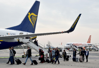 Fluggäste von Ryanair steigen in Schönefeld aus dem Flugzeug.