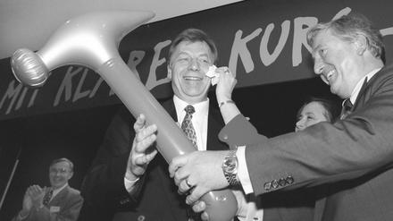 Der Vorsitzende der CDU-Fraktion im Abgeordnetenhaus, Klaus Landowsky (r), überreicht dem wiedergewählten Parteivorsitzenden Eberhard Diepgen einen großen Plastikhammer.