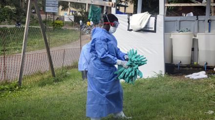 Ein Mitarbeiter in medizinischer Schutzkleidung in Bwera in Uganda im Jahr 2019.