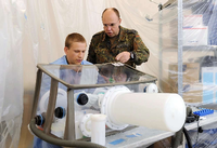 Training an einem mobilen Ebola-Labor der Bundeswehr.