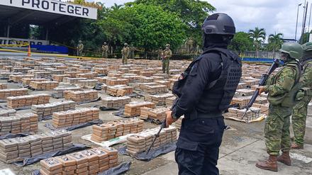 Ecuadorianische Polizei und Militär präsentieren am Montag dieser Woche Kokain, das sie beschlagnahmt haben. 