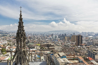 Die neo-gotische Basilica del Voto Nacional überblickt Quito, Ecuadors Hauptstadt auf 2850 Meter Höhe.