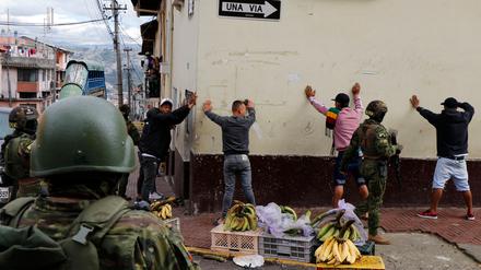 Soldaten bei einer Razzia in Quito.
