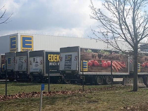 Nach dem Stromausfall in der Region Grünheide wegen eines Brandanschlags auf Tesla ist auch der Betrieb in einem großen Logistikzentrum der Handelskette Edeka gestört.