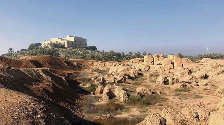 Babylon heute. Die erhaltenen Lehmziegel-Ruinen der legendären Stadt mit dem verlassenen und geplünderten Palast Saddam Husseins.