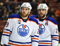 Leon Draisaitl (links) ist mit den Edmonton Oilers aus den Play-offs ausgeschieden.