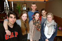 Der Autor Ege Alp (links) gehört zu den Schüler-Reportern des Zehlendorf Blog. Neben ihm Linda Podszus, Stefanie Engel, Carlotta Schirrmacher und Alea Mostler (v.l.n.r.) sowie Robert Moleda (hinten).