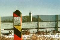 Die ehemalige innerdeutsche Grenze bei Helmstedt 1986.