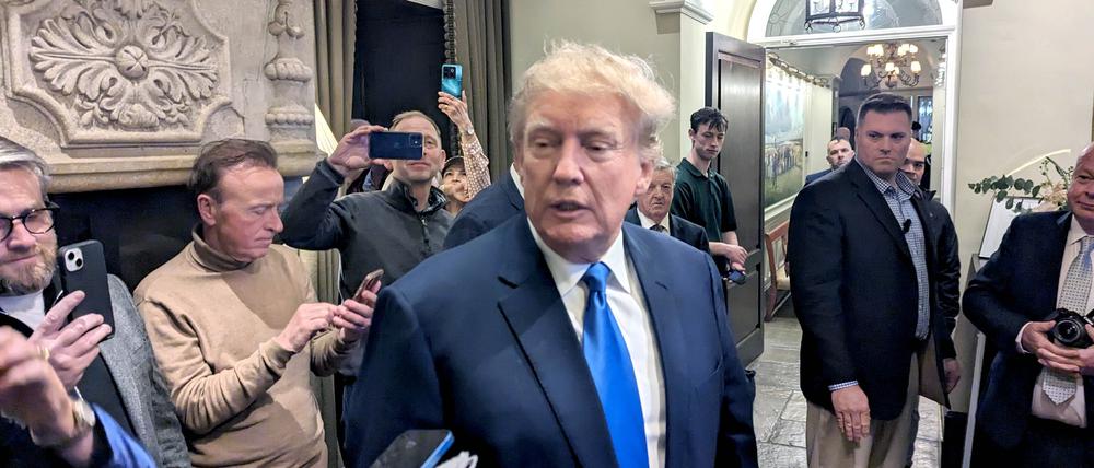 Donald Trump (M.), ehemaliger Präsident der USA, spricht mit Journalisten bei seiner Ankunft im Trump International Golf Links & Hotel.
