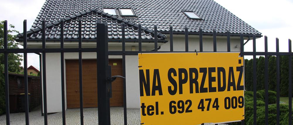 Ein zum Verkauf stehendes Haus in der polnischen Ortschaft Kunowice. Den Traum vom Eigenheim können sich in Deutschland viele nicht mehr erfüllen. Jenseits der deutsch-polnischen Grenze sieht das noch anders aus.