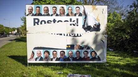 Beschädigtes Wahlplakat in Rostock.
