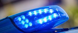 SYMBOLBILD - 11.08.2022, Niedersachsen, Vechta: Ein Blaulicht leuchtet auf dem Dach eines Polizeifahrzeugs. (zu dpa: «Zwei Männer rauben Rollstuhlfahrerin in Mönchengladbach aus») Foto: Lino Mirgeler/dpa +++ dpa-Bildfunk +++