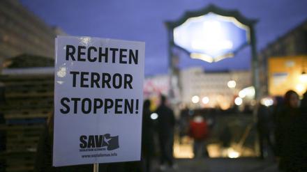 Ein Demonstrationszug zieht in Gedenken an die Opfer vom rechtsextremen Anschlag in Hanau vom Hermannplatz zum Rathaus Neukölln.