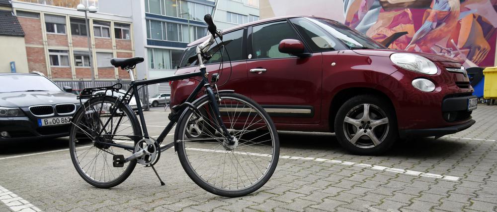 Ein Fahrrad steht auf einem Parkplatz für ein Auto, aufgenommen am 1. Dezember 2022 in Berlin-Kreuzberg.