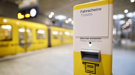 Ein Fahrschein-Entwerter in der Berliner U-Bahn, an dem Reisende ihre BVG-Tickets entwerten bzw. abstempeln müssen. (Symbolbild)
