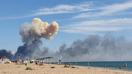 Am Strand von Saky steigt Rauch nach einer Explosion auf.  