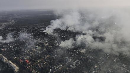 Nach Angriffen steigen über den Außenbezirken der Stadt Bachmut Rauchschwaden in die Luft.