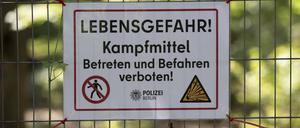 Berlin: "Lebensgefahr" steht auf dem Schild unweit des Sprengplatzes im Grunewald. Dort brannte es vor einem Jahr mehrere Tage lang. Die Feuerwehr war im Dauereinsatz.