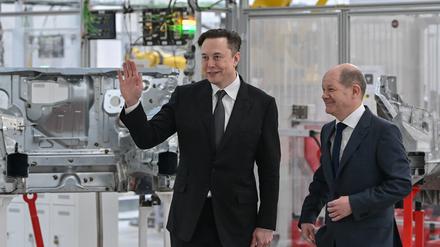 Elon Musk und Bundeskanzler Olaf Scholz (SPD, r.) bei der Eröffnung der Gigafactory.